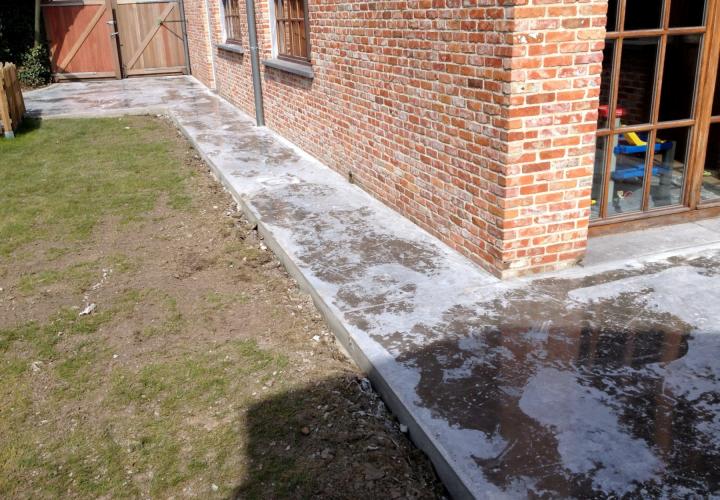 Vloerconcept - gepolierde betonvloer terras + tuinpad