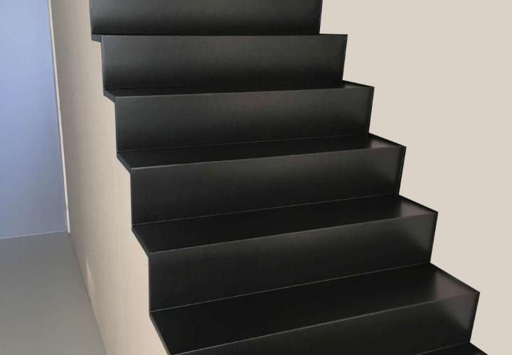 Zwarte trapafwerking PU trapbekleding - RAL 9005