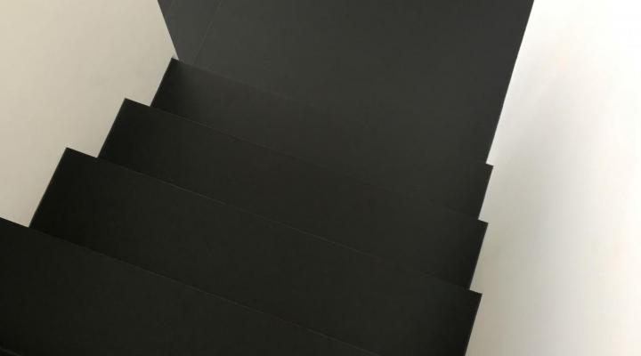 Zwarte trapafwerking PU trapbekleding - RAL 9005